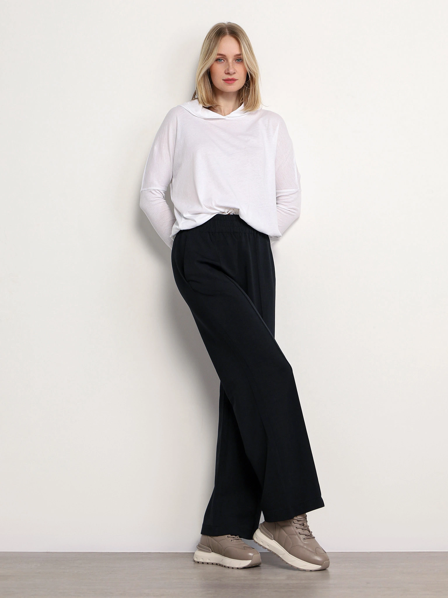 Футболка белого цвета из хлопка с капюшоном